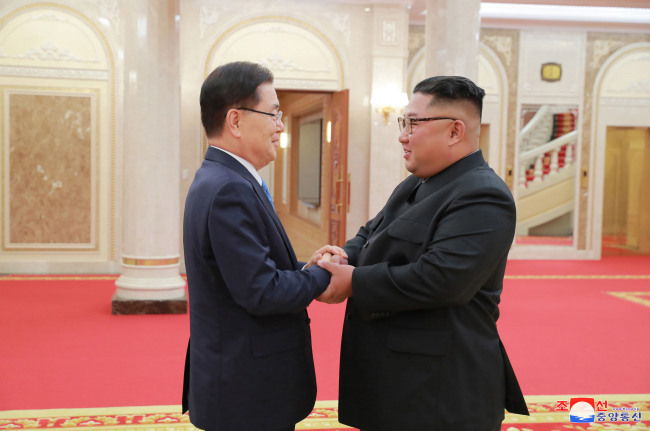 북한 김정은 국무위원장이 지난 5일 평양을 방문한 문재인 대통령의 대북 특별사절단을 노동당 중앙위원회 본부청사에서 접견했다고 조선중앙통신이 6일 보도했다. 김 위원장이 정의용 국가안보실장과 악수하고 있다. (사진=연합뉴스)