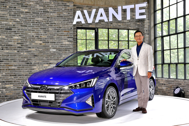 Hyundai Motor Executive Vice President Lee Kwang-guk poses with the new Avante at an unveiling event held in Namyangju, Gyeonggi Province, Thursday. (Hyundai Motor)