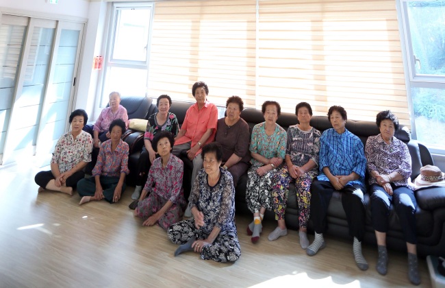 A group of elderly women spend time at a community center in Busan. (Yonhap)