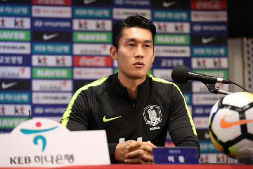 South Korea national football team defender Lee Yong speaks during a press conference at Goyang Stadium in Goyang, north of Seoul, on Sept. 6, 2018, one day ahead of South Korea's friendly football match against Costa Rica. (Yonhap)