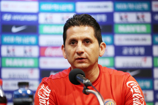 Costa Rica's interim football coach Ronald Gonzalez speaks during a press conference at Goyang Stadium in Goyang, north of Seoul, on Sept. 6, 2018, one day ahead of his team's friendly football match against South Korea. (Yonhap)