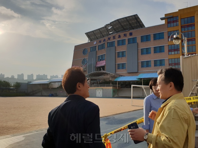 [7일 오전 상도유치원 현장을 찾은 조희연 교육감. 뒤편에 공사장 방향으로 기울어진 상도유치원의 모습이 보인다. 김유진 기자/kacew@heraldcorp.com]