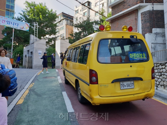 [7일 오전 상도유치원 차량이 도착한 모습. 돌봄대상 원아는 당분간 상도초 돌봄교실에서 수용한다. 김유진 기자/kacew@heraldcorp.com]