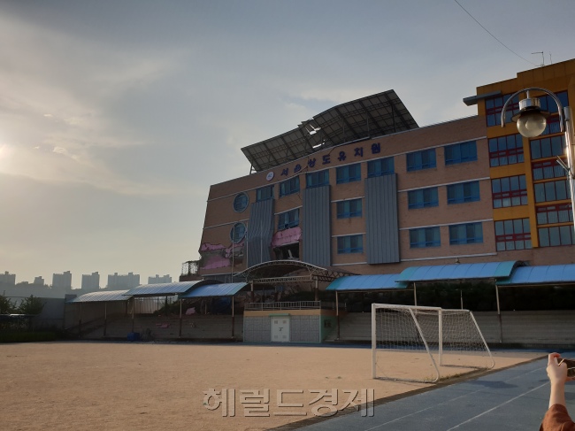[6일 인근 공사장 옹벽 붕괴와 함께 10도 가량 기울어진 상도유치원의 모습. 김유진 기자/kacew@heraldcorp.com]