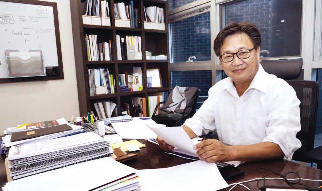 존 리 메리츠자산운용 대표이사는 금융 교육을 외면하는 한국의 현실을 안타까워하며 초ㆍ중ㆍ고등학교에 ‘주식 아카데미’를 개설해 직접 투자 교육에 앞장설 것이라고 말했다.  정희조 기자/checho@heraldcorop.com