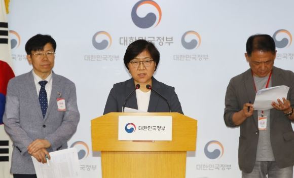 중동호흡기증후군(메르스) 환자가 3년여만에 발생한 8일 저녁 서울 세종로 정부서울청사에서 정은경 질병관리본부장이 굳은 표정으로 감염자 상황 및 관련 대책에 대해 브리핑하고 있다. (연합뉴스)