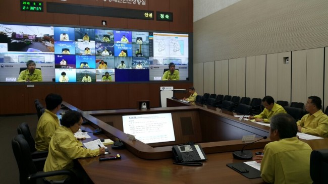 <YONHAP PHOTO-4255> 정부, '메르스' 대책지원본부 가동 (서울=연합뉴스) 행정안전부는 중동호흡기증후군(메르스) 확진자가 발생함에 따라 보건복지부에서 위기경보단계를 주의단계로 격상하고 중앙방역대책본부를 구성, 운영하는 '메르스 대책지원본부'를 8일 22시부로 가동한다고 밝혔다. 행정안전부는 8일 밤 시도 재난안전실장 및 질병관리본부 관계자가 참석한 가운데 긴급영상회의를 열었다고 전했다. 2018.9.8 [행정안전부 제공] photo@yna.co.kr/2018-09-08 22:27:49/ <저작권자 ⓒ 1980-2018 ㈜연합뉴스. 무단 전재 재배포 금지.>
<YONHAP PHOTO-4255> 정부, '메르스' 대책지원본부 가동 (서울=연합뉴스) 행정안전부는 중동호흡기증후군(메르스) 확진자가 발생함에 따라 보건복지부에서 위기경보단계를 주의단계로 격상하고 중앙방역대책본부를 구성, 운영하는 '메르스 대책지원본부'를 8일 22시부로 가동한다고 밝혔다. 행정안전부는 8일 밤 시도 재난안전실장 및 질병관리본부 관계자가 참석한 가운데 긴급영상회의를 열었다고 전했다. 2018.9.8 [행정안전부 제공] photo@yna.co.kr/2018-09-08 22:27:49/ <저작권자 ⓒ 1980-2018 ㈜연합뉴스. 무단 전재 재배포 금지.>