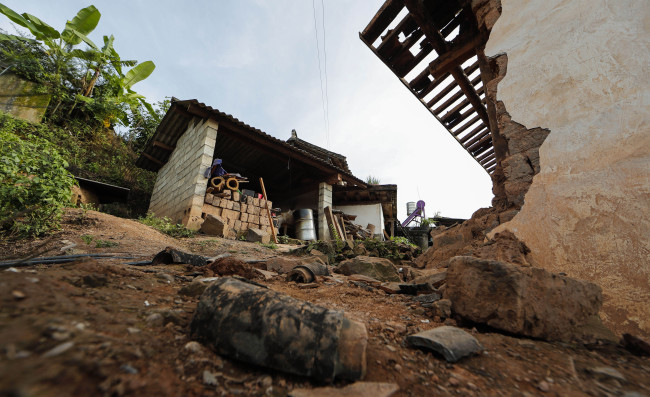 <YONHAP PHOTO-4051> (180908) -- MOJIANG, Sept. 8, 2018 (Xinhua) -- Photo taken on Sept. 8, 2018 shows the damaged house at Tongguan Township of Mojiang Hani Autonomous County, southwest China's Yunnan Province. Fourteen people suffered minor injuries as of 3 p.m. in an earthquake that hit Mojiang Hani Autonomous County at 10:31 a.m. Saturday, local authorities said. An emergency response was initiated and working teams were dispatched to the scene. (Xinhua/Zhou Lei)(wsw)/2018-09-08 21:19:33/ <저작권자 ⓒ 1980-2018 ㈜연합뉴스. 무단 전재 재배포 금지.>
<YONHAP PHOTO-4051> (180908) -- MOJIANG, Sept. 8, 2018 (Xinhua) -- Photo taken on Sept. 8, 2018 shows the damaged house at Tongguan Township of Mojiang Hani Autonomous County, southwest China's Yunnan Province. Fourteen people suffered minor injuries as of 3 p.m. in an earthquake that hit Mojiang Hani Autonomous County at 10:31 a.m. Saturday, local authorities said. An emergency response was initiated and working teams were dispatched to the scene. (Xinhua/Zhou Lei)(wsw)/2018-09-08 21:19:33/ <저작권자 ⓒ 1980-2018 ㈜연합뉴스. 무단 전재 재배포 금지.>