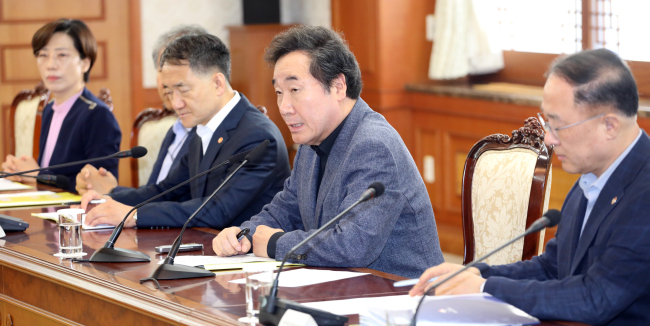 <YONHAP PHOTO-3329> 긴급 메르스 관계장관 회의 (서울=연합뉴스) 한상균 기자 = 9일 오후 이낙연 국무총리가 정부서울청사에서 메르스 관계장관 회의를 주재하고 있다. 2018.9.9 xyz@yna.co.kr/2018-09-09 14:16:04/ <저작권자 ⓒ 1980-2018 ㈜연합뉴스. 무단 전재 재배포 금지.>
<YONHAP PHOTO-3329> 긴급 메르스 관계장관 회의 (서울=연합뉴스) 한상균 기자 = 9일 오후 이낙연 국무총리가 정부서울청사에서 메르스 관계장관 회의를 주재하고 있다. 2018.9.9 xyz@yna.co.kr/2018-09-09 14:16:04/ <저작권자 ⓒ 1980-2018 ㈜연합뉴스. 무단 전재 재배포 금지.>