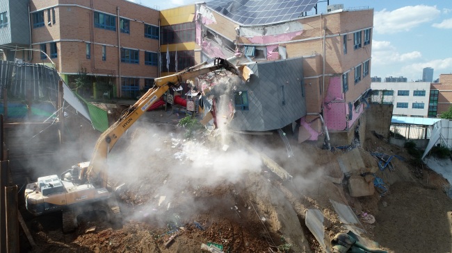 A kindergarten in Seoul's Dongjak district is being demolished on Sunday after it began tilting earlier this week. (Yonhap)