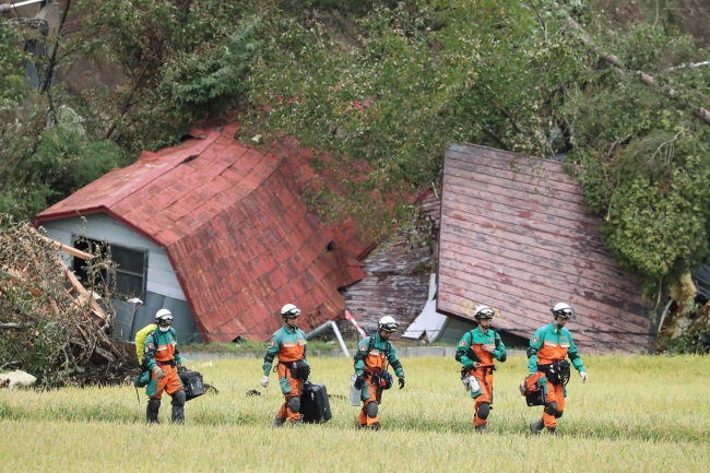 Rescue teams from Tokyo Police search for missing people in Astuma on September 9, 2018 after a 6.6-magnitude earthquake hit the northern Japanese island of Hokkaido on September 6. (Yonhap)