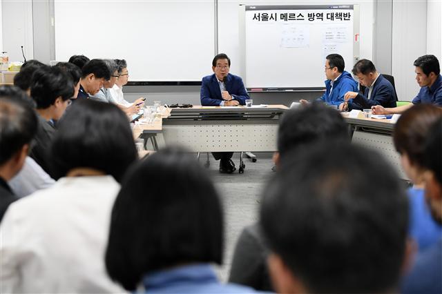 중동호흡기증후군(메르스) 환자가 3년 만에 발생한 가운데 박원순 서울시장이 9일 오후 서울시 간부들과 긴급 대응회의를 하고 있다. [제공=서울시]