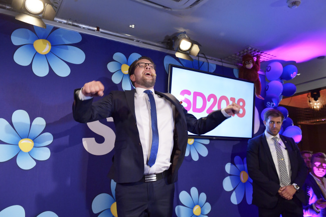 <YONHAP PHOTO-1545> Sweden Democrats party leader Jimmie ?kesson speaks at the election party in Stockholm, Sweden, Sunday, Sept. 9, 2018. Returns reported by the Scandinavian country's election commission showed the Sweden Democrats placing third in the parliamentary election held Sunday. Addressing supporters after more than four-fifths of ballots were counted, Akesson said the victory was in the number of seats the party gained in the national assembly, the Riksdagen.(Anders Wiklund /TT via AP)/2018-09-10 07:26:29/ <저작권자 ⓒ 1980-2018 ㈜연합뉴스. 무단 전재 재배포 금지.>
<YONHAP PHOTO-1545> Sweden Democrats party leader Jimmie ?kesson speaks at the election party in Stockholm, Sweden, Sunday, Sept. 9, 2018. Returns reported by the Scandinavian country's election commission showed the Sweden Democrats placing third in the parliamentary election held Sunday. Addressing supporters after more than four-fifths of ballots were counted, Akesson said the victory was in the number of seats the party gained in the national assembly, the Riksdagen.(Anders Wiklund /TT via AP)/2018-09-10 07:26:29/ <저작권자 ⓒ 1980-2018 ㈜연합뉴스. 무단 전재 재배포 금지.>