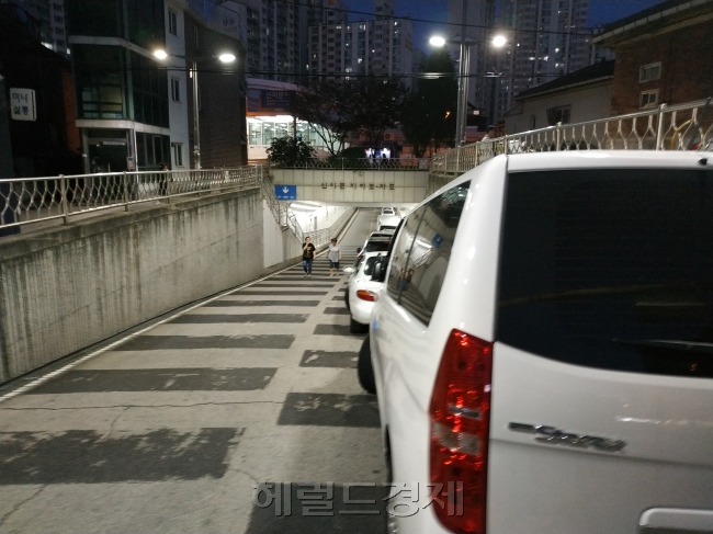 불법주차 차량으로 2차선 지하차도가 1차로로 변했다. [사진=김성우 기자/zzz@heraldcorp.com]