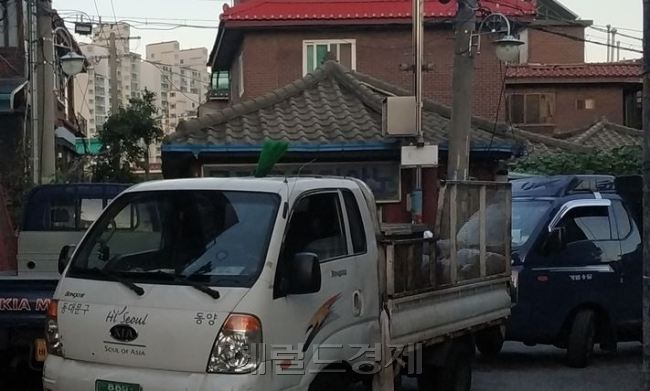 불법주차로 가득찬 골목길 이면도로.[사진=김성우 기자/zzz@heraldcorp.com]