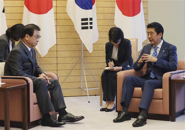 <YONHAP PHOTO-2561> Japanese Prime Minister Shinzo Abe, right, talks with South Korea's National Intelligence Service Chief Suh Hoon during their meeting at Abe's official residence in Tokyo Monday, Sept. 10, 2018. (AP Photo/Koji Sasahara, Pool)/2018-09-10 09:54:44/ <저작권자 ⓒ 1980-2018 ㈜연합뉴스. 무단 전재 재배포 금지.>