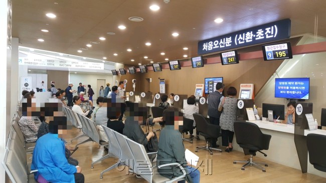 10일 오전 서울 종로구 서울대학교 병원 본관 앞 환자들이 진료를 기다리고 있는 모습. [정세희 기자/say@heraldcorp.com]