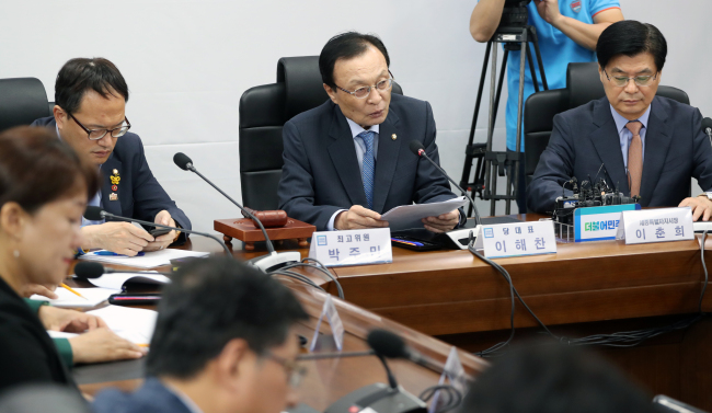 10일 오전 세종시청에서 열린 더불어민주당 최고위원회에서 이해찬 대표가 인사말을 하고 있다. (사진=연합뉴스)