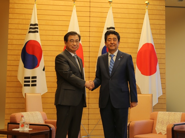 Japanese Prime Minister Shinzo Abe (R) meets with Suh Hoon, head of South Korea's National Intelligence Agency in Tokyo on Sept. 10. (Yonhap)