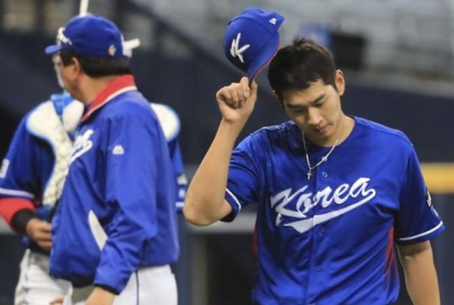 South Korean pitcher Rhee Dae-eun (R) leaves the field during a practice game against Sangmu in preparation for the World Baseball Classic at Gocheok Sky Dome in Seoul on Mar. 2, 2017. (Yonhap)