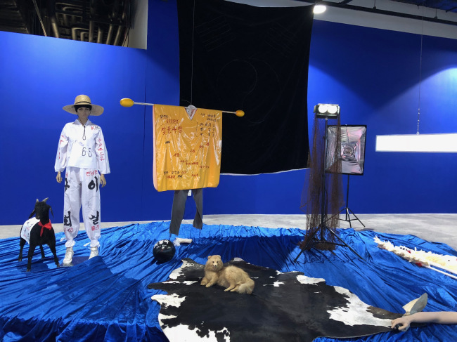 부산비엔날레2018은 9월 8일부터 11월 11일까지 부산현대미술관과 구 한국은행 부산본부에서 '비록 떨어져 있어도'를 주제로 펼쳐진다. 사진은 부산현대미술관에 설치된 임민욱 작가의 작품 '생방송'(On Air). [사진=이한빛 기자/vicky@]