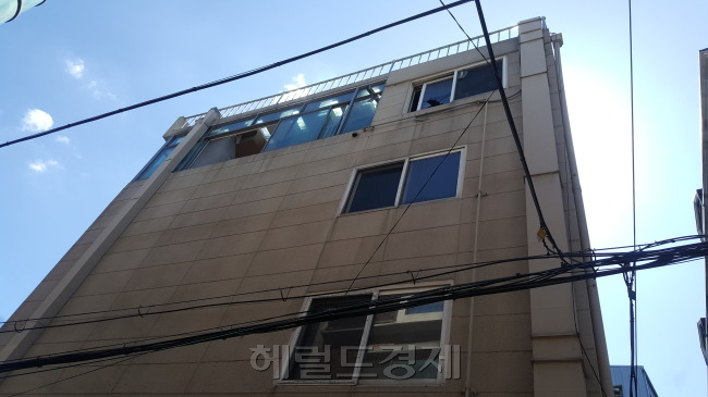 지난 9일 화재로 모자가 사망한 서울 서대문구 남가좌동 명지전문대학교 창업보육센터 건물.