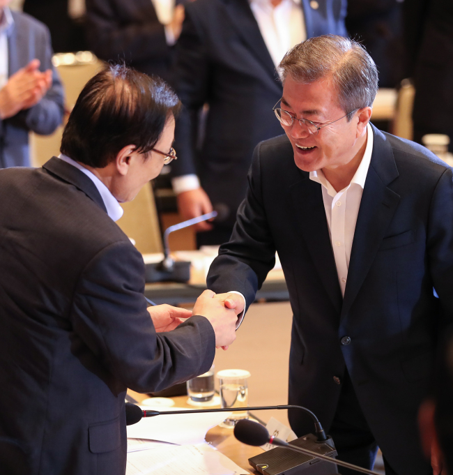 문재인 대통령이 6일 오후 청와대 영빈관에서 열린 2018 포용국가 전략회의에 입장하다 더불어민주당 이해찬 대표와 악수하고 있다. (사진=연합뉴스)