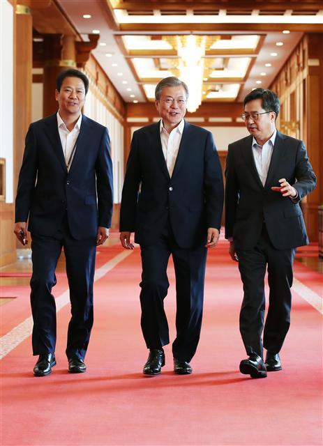 문재인 대통령이 11일 오전 청와대에서 열린 국무회의에 참석하기 위해 김동연 경제부총리기 겸 기획재정부 장관(오른쪽), 임종석 비서실장과 이동하고 있다.  [연합뉴스]