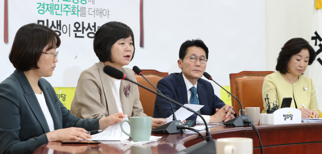 정의당 이정미 대표(왼쪽 두번째)가 11일 오전 국회에서 열린 의원총회에서 발언하고 있다.[사진=연합뉴스]
정의당 이정미 대표(왼쪽 두번째)가 11일 오전 국회에서 열린 의원총회에서 발언하고 있다.[사진=연합뉴스]