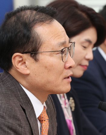 더불어민주당 홍영표 원내대표가 11일 오전 국회에서 열린 원내대책회의에서 발언하고 있다. [사진=연합뉴스]