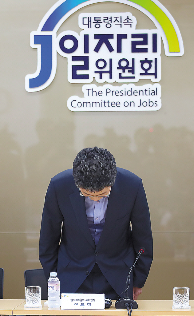 이목희 대통령 직속 일자리위원회 부위원장이 10일 오후 서울 광화문 일자리위원회에서 열린 제7차 일자리위원회 사전브리핑에 참석, 인사하고 있다. 제7차 일자리위원회에서는 2022년까지 연간 벤처 창업기업을 900개로 확대하는 등 바이오 헬스, 소프트웨어, 지식재산 분야 일자리 창출방안을 의결했다.  [연합뉴스]