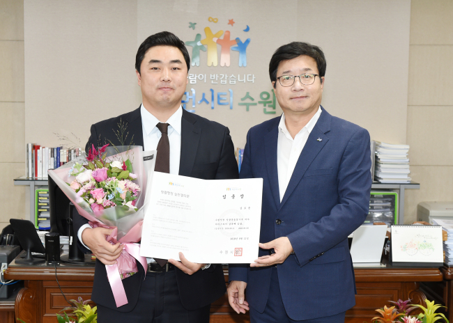염태영 수원시장(오른쪽)이 김도윤 감독과 기념촬영을 하고 있다.[사진제공=수원시]
염태영 수원시장(오른쪽)이 김도윤 감독과 기념촬영을 하고 있다.[사진제공=수원시]