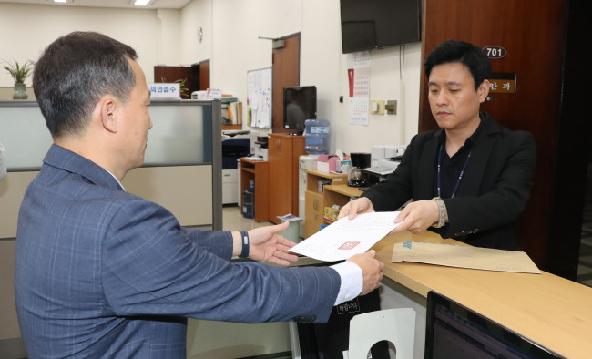 An unification ministry official submits (Yonhap)