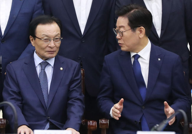 더불어민주당 이해찬 대표(왼쪽)와 이재명 경기도지사가 11일 오전 경기도 수원시 경기도청에서 열린 '더불어민주당-경기도 예산정책협의회'에서 이야기를 나누고 있다. (사진=연합뉴스)