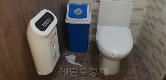 서울 동작구 동사무소 공중화장실에 휴지통이 비치 된 모습.