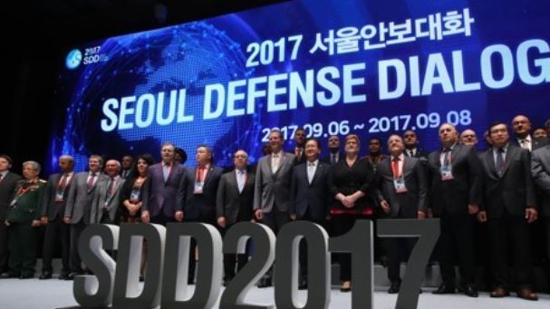 This photo taken on Sept. 7, 2017, shows participants posing for a photo at the Seoul Defense Dialogue. (Yonhap)