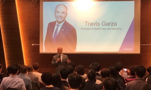 아이사제닉스 로드쇼에서 발표 중인 트래비스 가르자(Travis Garza) 글로벌 세일즈 & 마케팅 사장(President of Global Sales & Marketing)