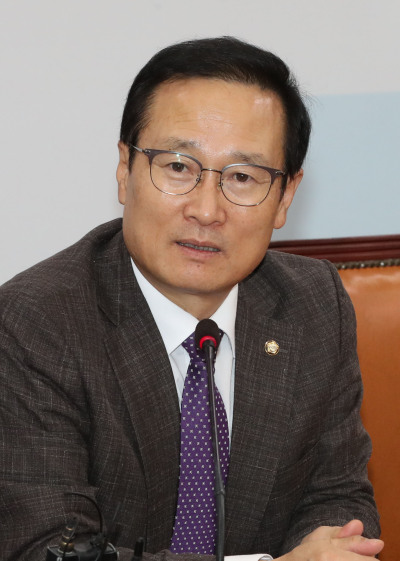 더불어민주당 홍영표 원내대표가 12일 오후 국회 원내대표실에서 의사일정 관련 기자간담회를 하고 있다. [사진=연합뉴스]