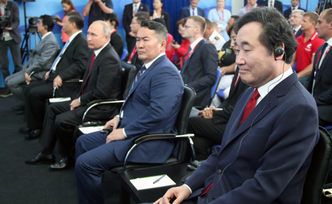 Prime Minister Lee Nak-yon (far right). (Yonhap)