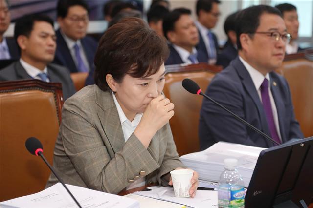 국회 국토교통위원회 소속 더불어민주당 신창현 의원의 택지 후보지 유출사건과 관련해 여야의 갈등이 격해지며 12일 오전 열린 국회 국토교통위 전체회의가 20여 분만에 파행했다. 회의에 참석한 김현미 국토교통부 장관이 여야의원들의 발언을 듣고 있다.  [연합뉴스]