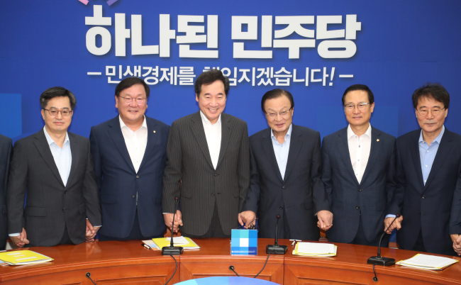 8월 30일 오전 국회에서 열린 고위당정협의에서 참석자들이 손을 맞잡고 있다. 왼쪽부터 김동연 경제부총리 겸 기획재정부 장관, 더불어민주당 김태년 정책위의장, 이낙연 국무총리, 더불어민주당 이해찬 대표, 홍영표 원내대표, 장하성 청와대 정책실장.[사진=연합뉴스]
8월 30일 오전 국회에서 열린 고위당정협의에서 참석자들이 손을 맞잡고 있다. 왼쪽부터 김동연 경제부총리 겸 기획재정부 장관, 더불어민주당 김태년 정책위의장, 이낙연 국무총리, 더불어민주당 이해찬 대표, 홍영표 원내대표, 장하성 청와대 정책실장.[사진=연합뉴스]