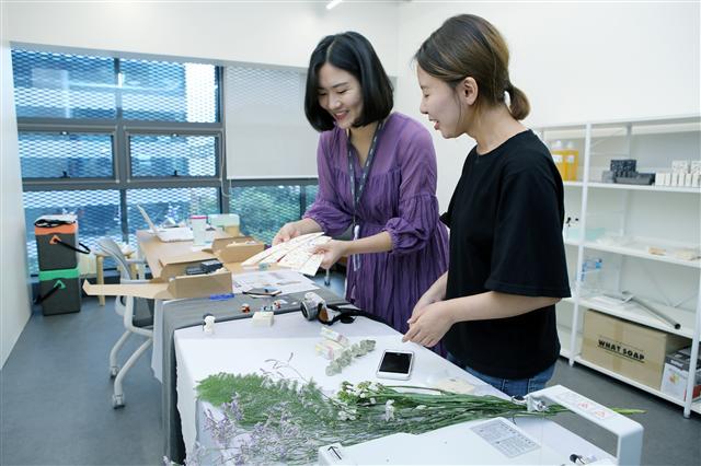 네이버 파트너스퀘어 광주내 아뜰리에 공간에서 창작자들이 작업에 열중하고 있다. [제공=네이버]