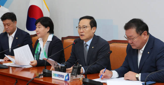 더불어민주당 홍영표 원내대표가 13일 오전 국회에서 열린 정책조정회의에서 발언하고 있다.[사진=연합뉴스]
더불어민주당 홍영표 원내대표가 13일 오전 국회에서 열린 정책조정회의에서 발언하고 있다.[사진=연합뉴스]