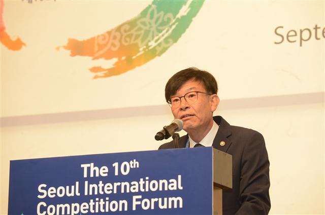 김상조 공정거래위원장이 13일 서울 신라호텔에서 열린 ‘제10회 서울국제경쟁포럼’에 참석, 개회사를 하고 있다. 김 위원장은 이날 개회사를 통해 “법위반 억지력 측면에서는 사적집행의 활성화가 매우 긴요하다”고 강조했다.  [제공=공정거래위원회]