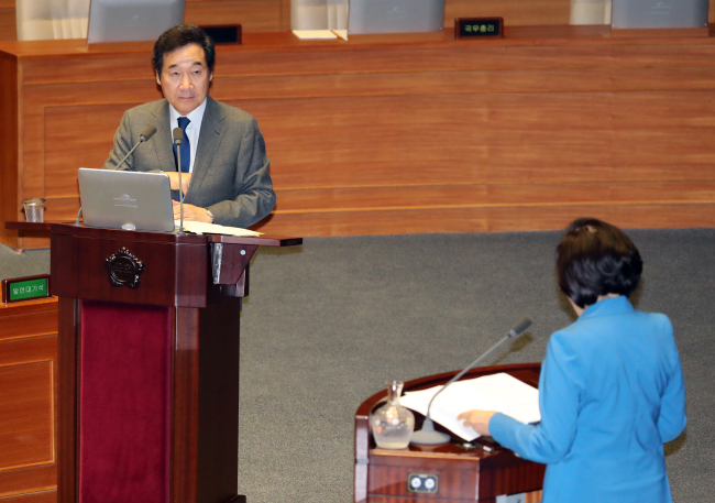 이낙연 국무총리가 13일 국회에서 열린 제364회국회(정기회) 제5차 본회의 정치분야 대정부질문에서 더불어민주당 박영선 의원의 질문에 답하고 있다.[사진=연합뉴스]
이낙연 국무총리가 13일 국회에서 열린 제364회국회(정기회) 제5차 본회의 정치분야 대정부질문에서 더불어민주당 박영선 의원의 질문에 답하고 있다.[사진=연합뉴스]