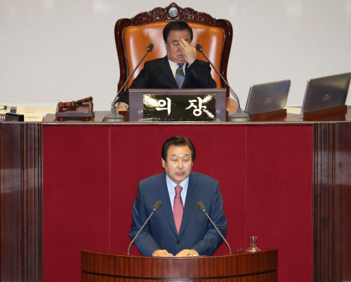 [사진설명=자유한국당 김무성 의원이 13일 국회에서 열린 제364회국회(정기회) 제5차 본회의에서 정치분야 대정부질문을 하고 있다. 사진제공=연합뉴스]