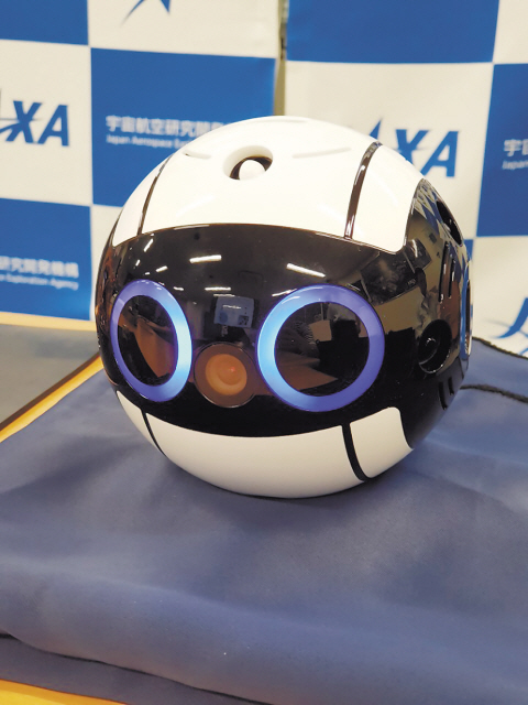 ① JAXA의 ’인트볼(Int-Ball)‘. PAV의 기반이 될 JAXA
의 드론 기술을 압축해 볼 수 있는 드론이다.
② JAXA의 ’인트볼‘이 실제 활용되는 우주선 내부.
③ 일본우주항공연구개발기구(JAXA) 전경.