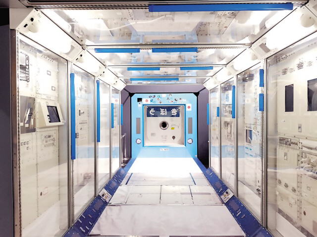① JAXA의 ’인트볼(Int-Ball)‘. PAV의 기반이 될 JAXA
의 드론 기술을 압축해 볼 수 있는 드론이다.
② JAXA의 ’인트볼‘이 실제 활용되는 우주선 내부.
③ 일본우주항공연구개발기구(JAXA) 전경.