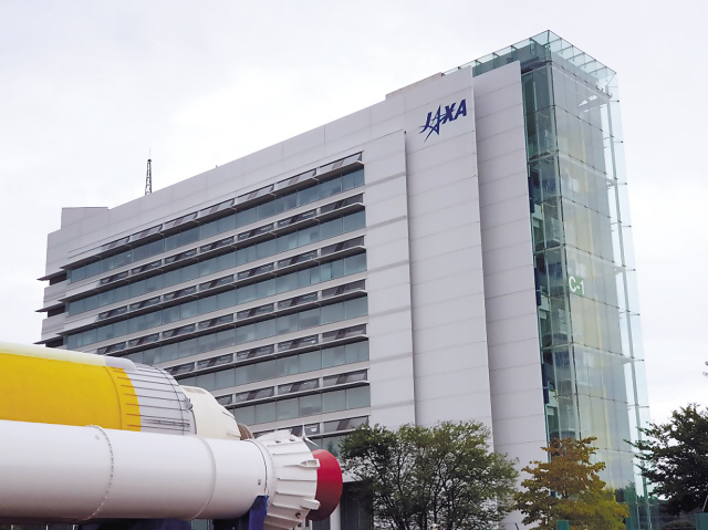 ① JAXA의 ’인트볼(Int-Ball)‘. PAV의 기반이 될 JAXA
의 드론 기술을 압축해 볼 수 있는 드론이다.
② JAXA의 ’인트볼‘이 실제 활용되는 우주선 내부.
③ 일본우주항공연구개발기구(JAXA) 전경.