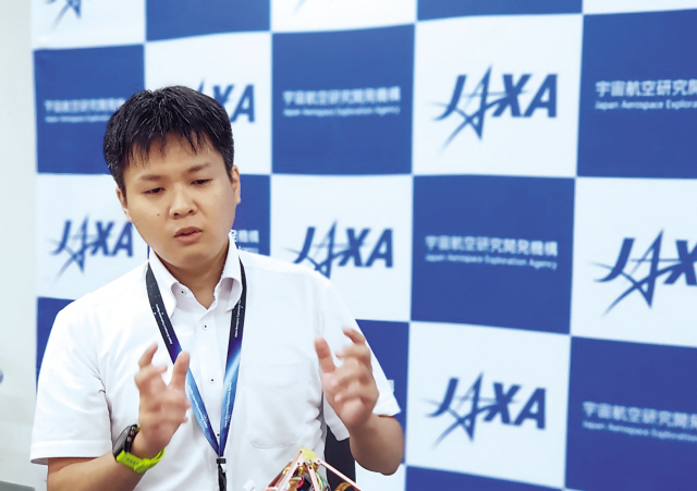 신지 미타니 JAXA 리서치＆개발파트 박사가 기자의 질문에 답변하고 있다.